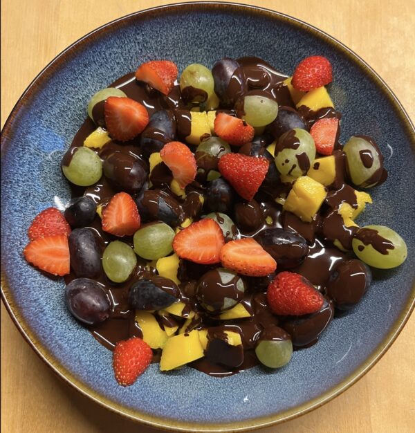 Obstsalat mit Schokoladensauce