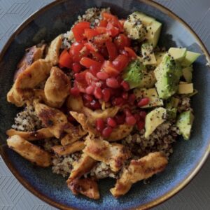 Chicken-Bowl mit Granatapfeltopping